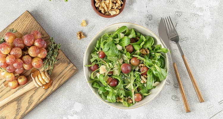 Vogerlsalat mit Trauben und Schafkäse